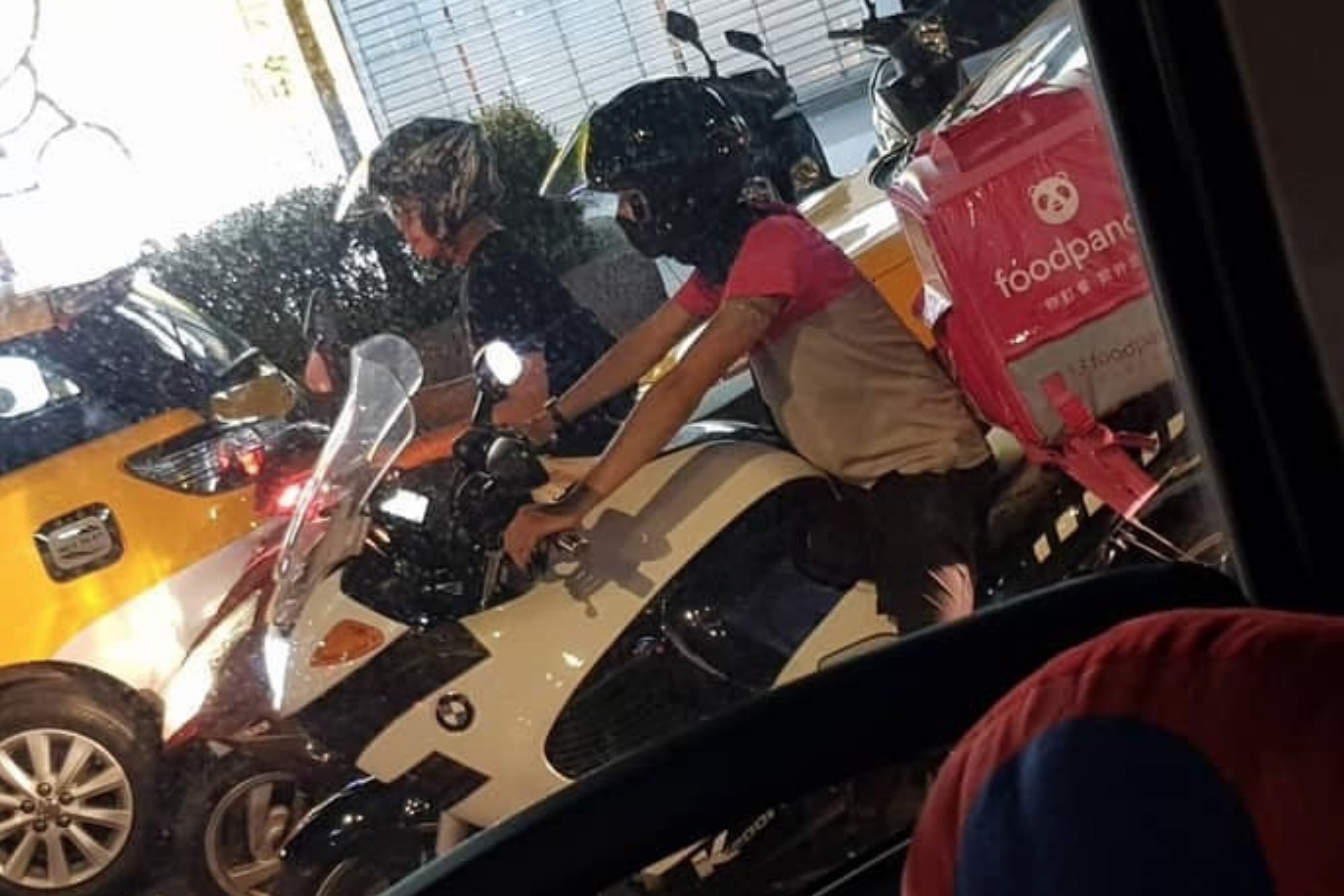 Taiwanese Foodpanda Rider Delivers With A Bmw K 1200 R Motorcycle News
